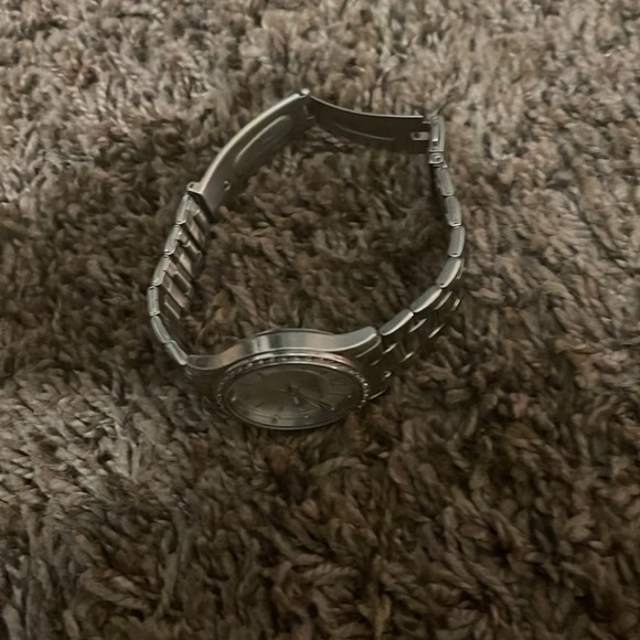 I am selling a citizen silver quartz watch for women - Picture 6 of 7